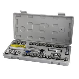 What is included in a standard ratchet tool set?